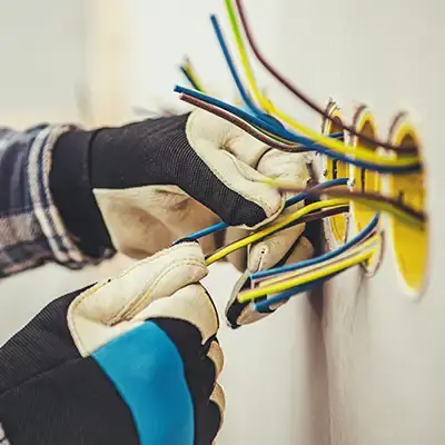photo d'un électricien pour vos travaux avec CB Rénovation