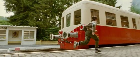 電車を追いかけるニモ