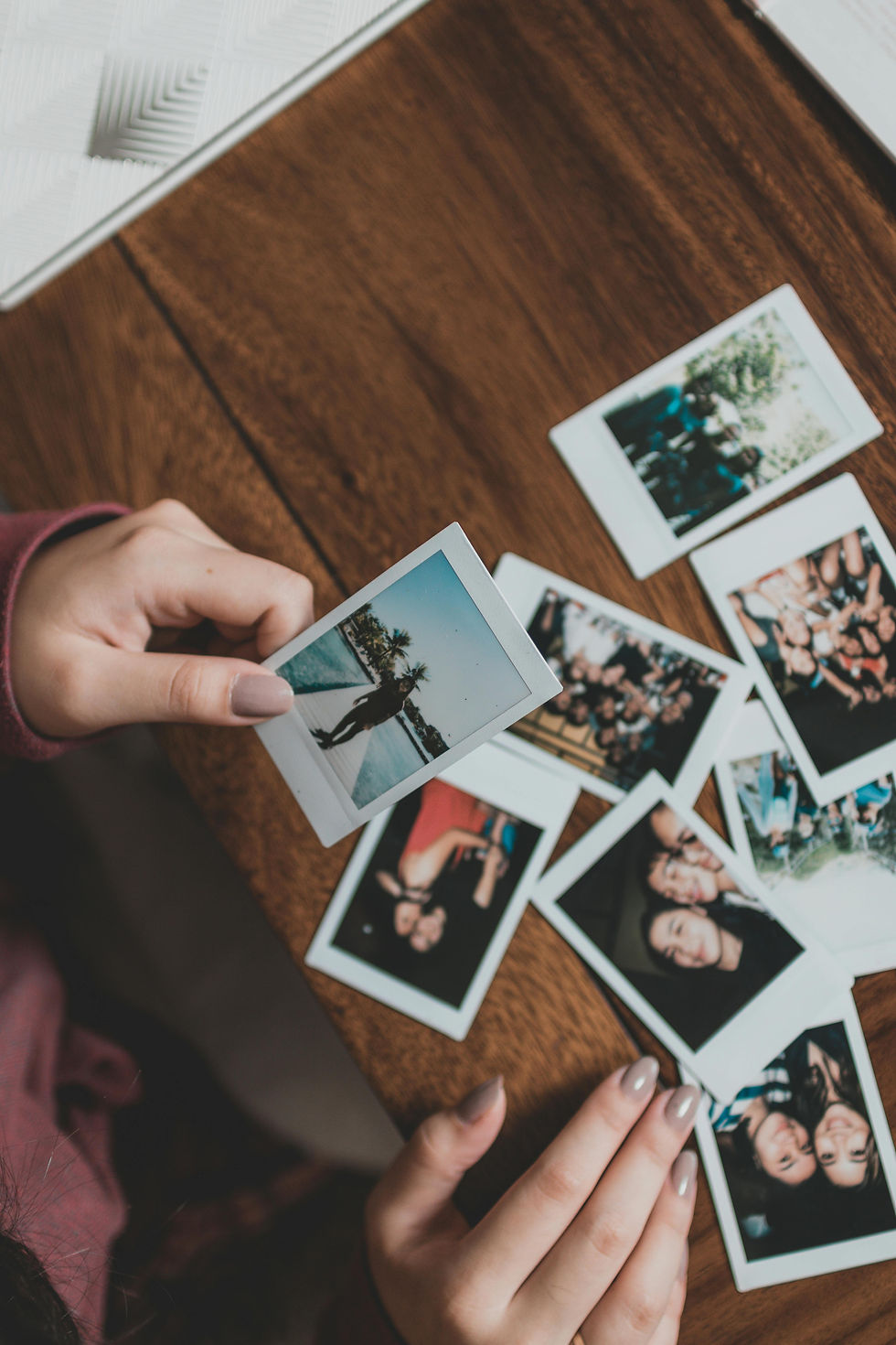 Personne en train de trier ses photos pour un montage vidéo