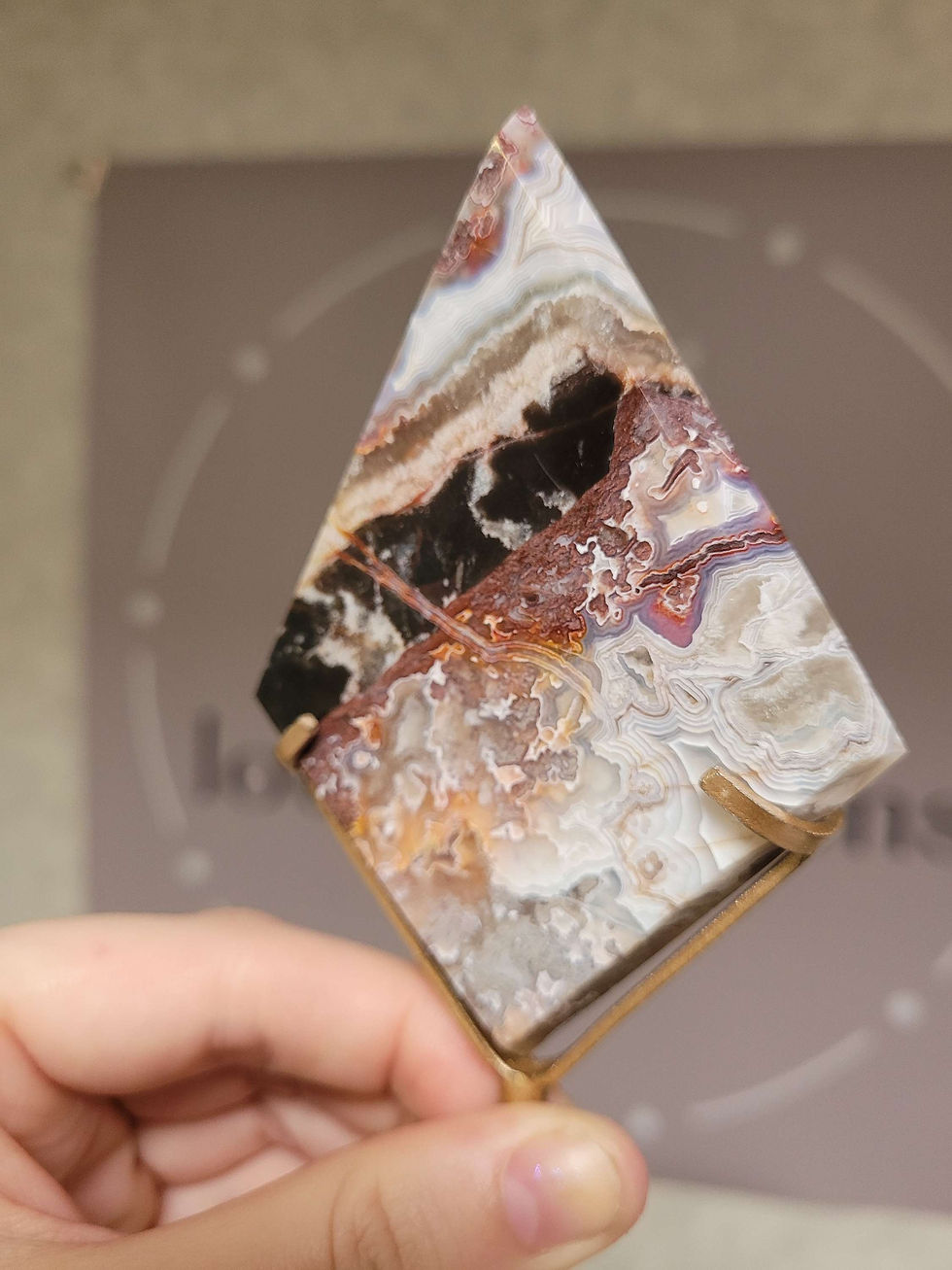 Thumbnail: Mexicaanse crazy lace agaat " diamond " shape op custom stand