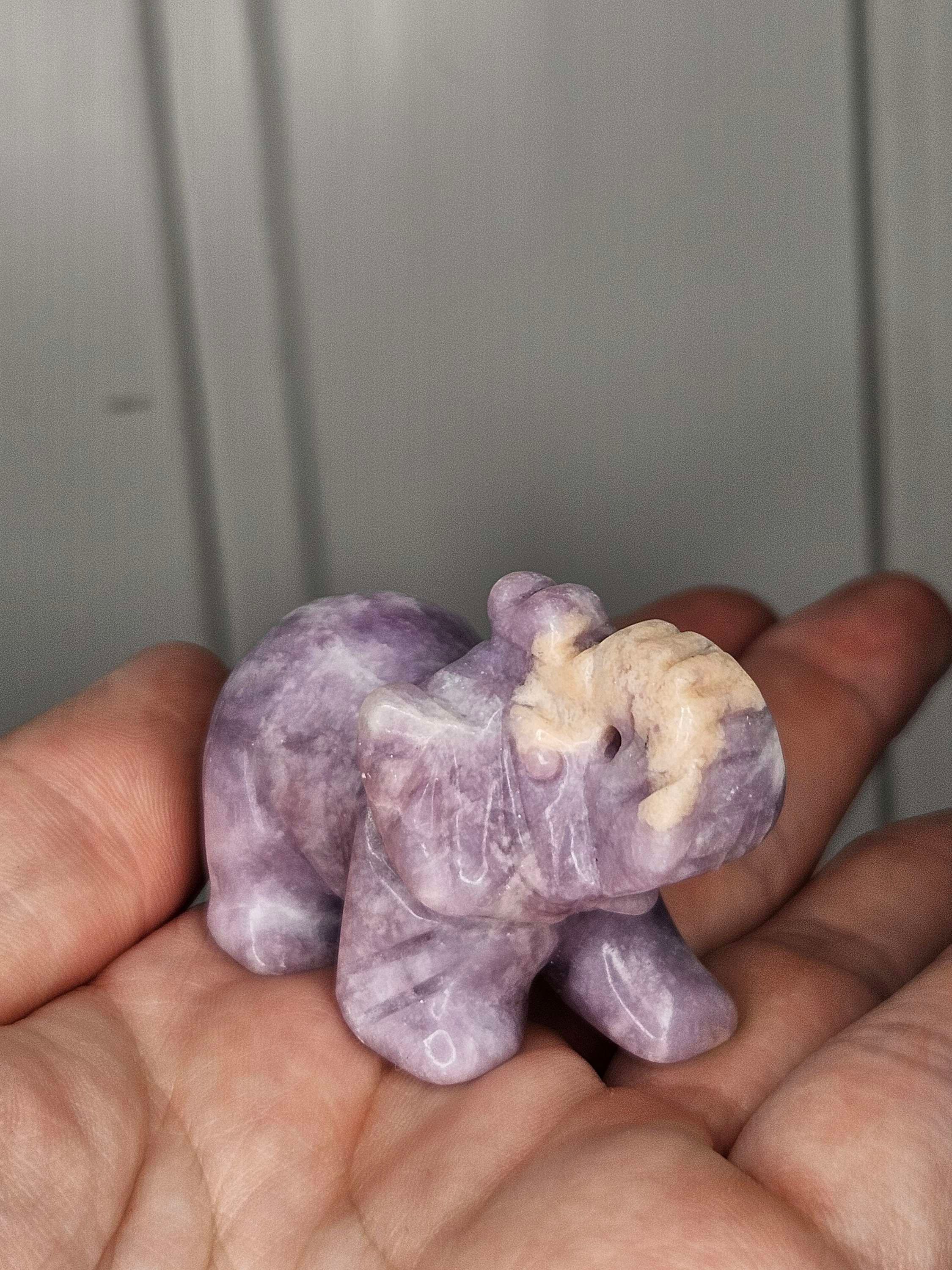 Lepidoliet met roze toermalijn olifantje