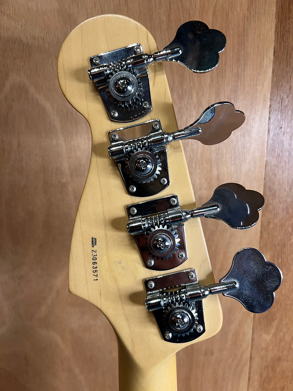 Miniature : FENDER Precision basse USA2003 SATIN LACQUER DAPHNE BLUE