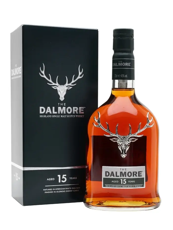 בקבוק Dalmore 15 Year Old יוקרתי עם סמל האייל על רקע מעוצב