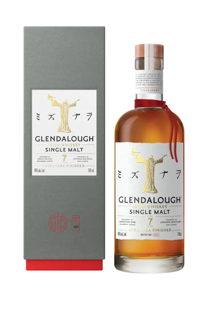 Glendalough Single Malt Mizunara Cask Finish יוקרתי על רקע מעוצב