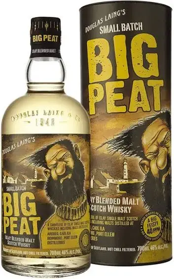 בקבוק וויסקי בלנדד מאלט איילה ביג פיט (Big Peat Blended Malt) על רקע עצי יוקרתי