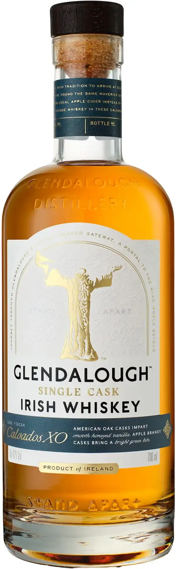 בקבוק Glendalough Single Cask Calvados XO Finish יוקרתי על רקע מעוצב
