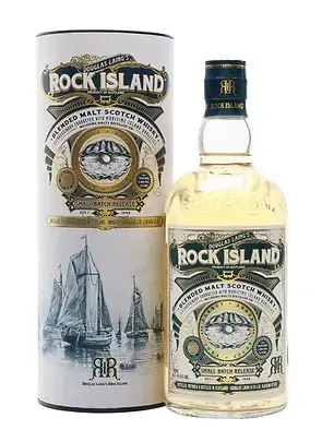 בקבוק וויסקי בלנדד מאלט איים רוק איילנד (Rock Island Blended Malt) על רקע עצי יוקרתי