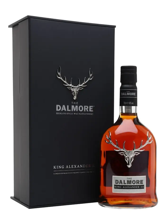 בקבוק Dalmore King Alexander III יוקרתי עם סמל האייל המלכותי על רקע מעוצב