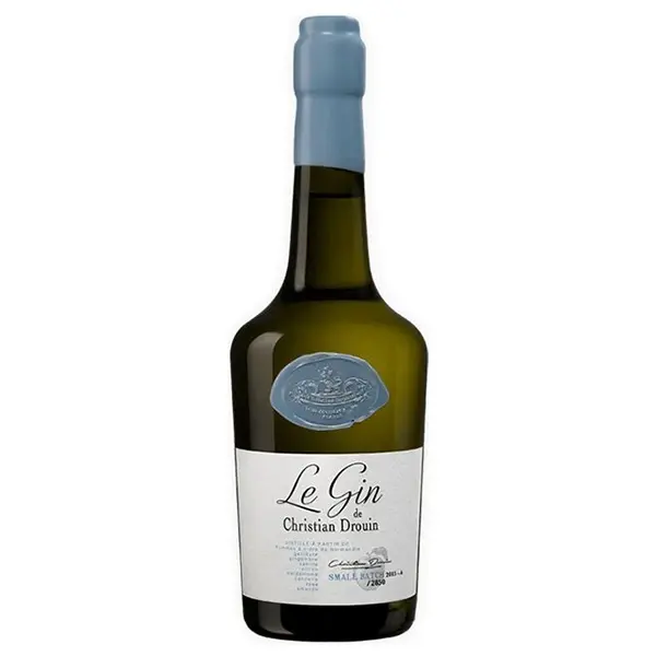 בקבוק Christian Drouin Le Gin מעוצב על רקע יוקרתי.