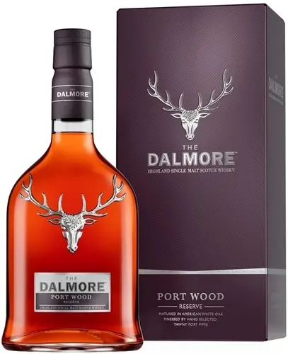 Dalmore Port Wood Reserve יוקרתי עם סמל האייל על רקע מעוצב