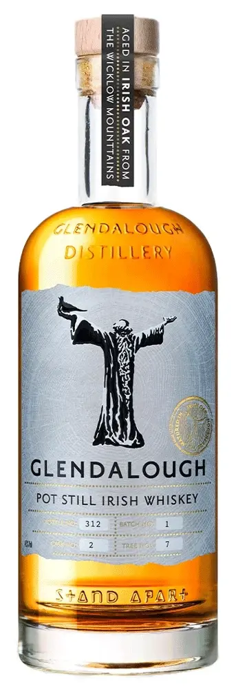 Image Alt text: בקבוק Glendalough Pot Still Irish Oak Cask Whiskey יוקרתי על רקע מעוצב