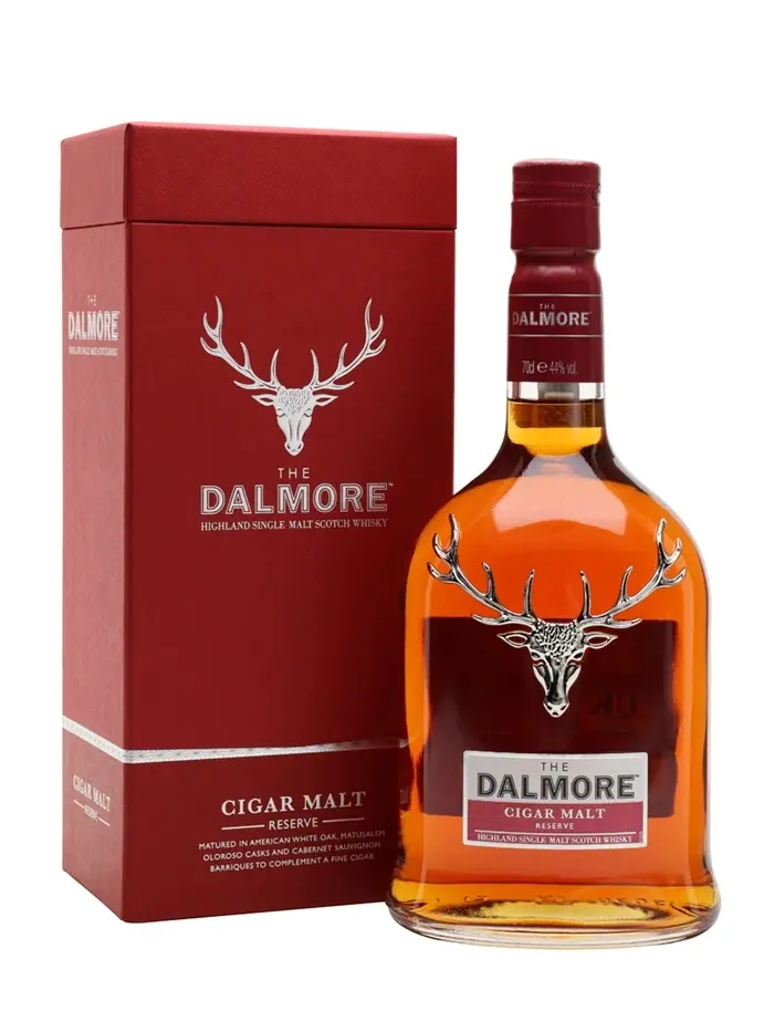בקבוק Dalmore Cigar Malt Reserve יוקרתי עם סמל האייל על רקע מעוצב