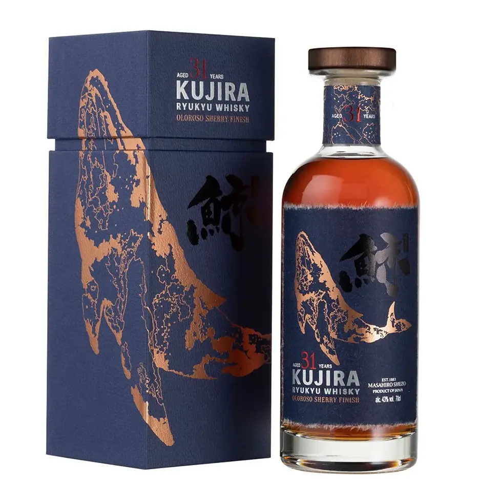 בקבוק Kujira 31 Year Old Ryukyu Whisky עתיק ויוקרתי על רקע מעוצב