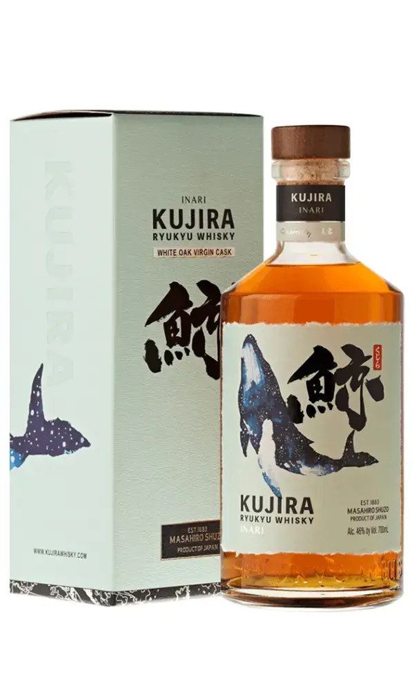 בקבוק Kujira Inari Ryukyu Whisky יוקרתי על רקע מעוצב