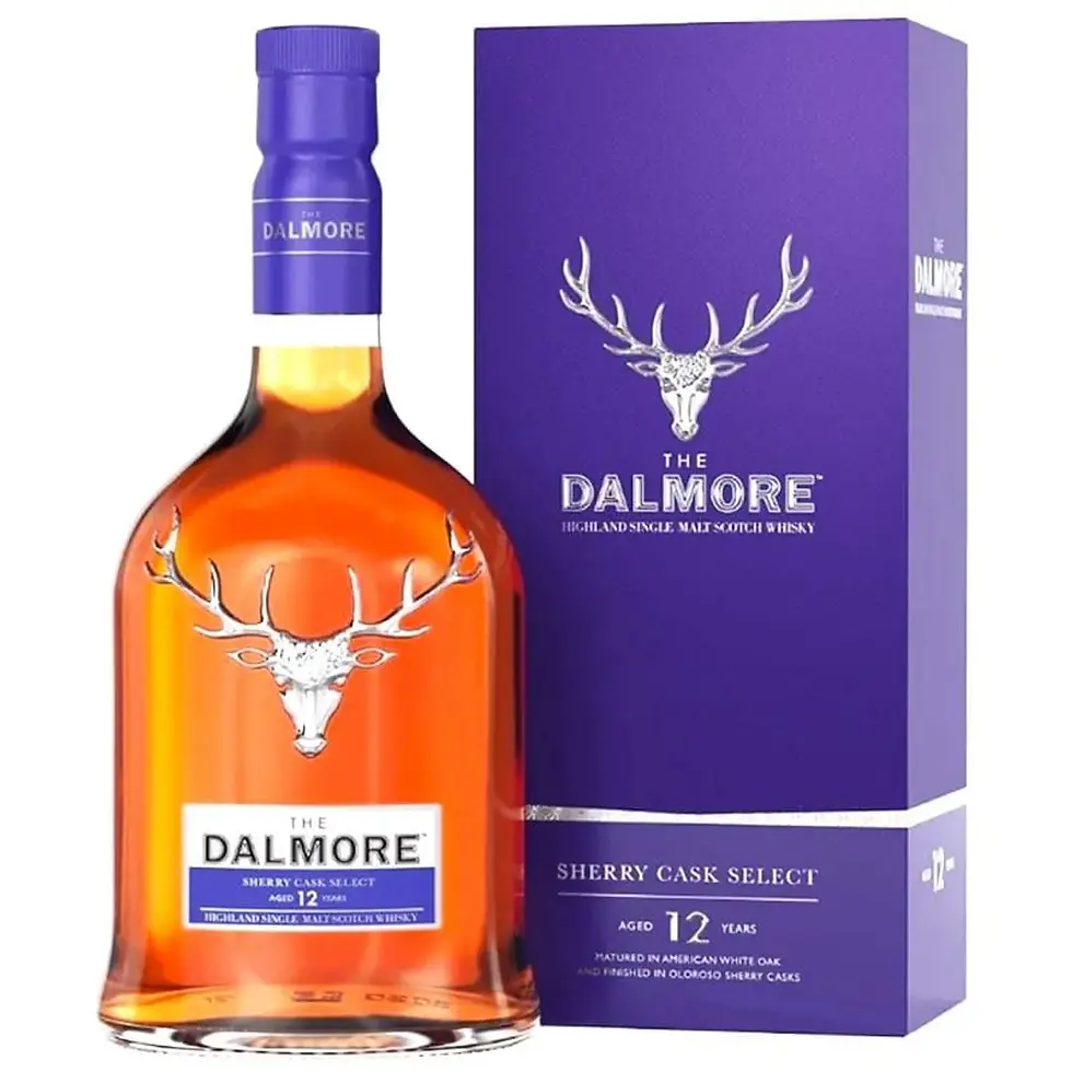 בקבוק Dalmore Sherry Cask Select 12 Year Old יוקרתי עם סמל האייל על רקע מעוצב
