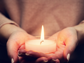 Het branden van een kaars