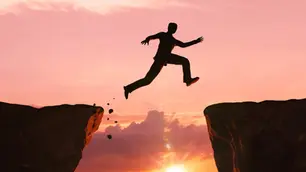 La reinvención ocurre cuando una persona enfrenta un cambio importante en su vida o entorno.