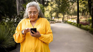 Mujer estresada en el celular