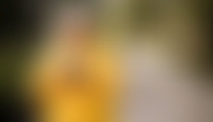 Mujer estresada en el celular