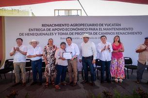 El Gobernador de Yucatán, Joaquín Díaz Mena entregando recursos a productores de Henequén.
