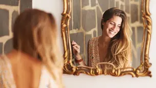 Mujer mirándose al espejo