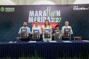 Funcionario de gobierno municipal y empresarios en la presentación del Marat’hón de Mérida 2027.