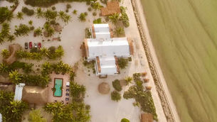 Toma aérea del Hotel SeaHorse en Telchac