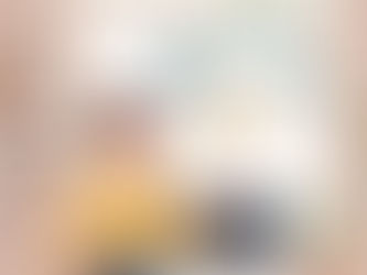 Illustration d'une femme entrepreneuse racontant une histoire avec des bulles de pensées illustrant des éléments de récit comme des défis, des solutions et des émotions, avec un style doux et inspirant.