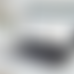 Espace de travail organisé avec un ordinateur affichant un tableau de bord de comptabilité pour micro-entrepreneur.