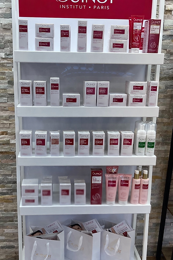 Présentoir Guinot en institut de beauté.png