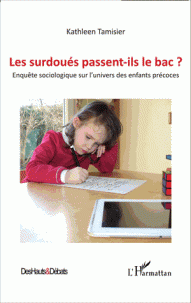 Les enfants surdoués passent-ils le bac ? Enquête sociologique sur l’univers des enfants précoces  Qui n'a jamais entendu parler des enfants surdoués, ces petits prodiges qui font forcément la fierté de leurs parents ? Et pour cause, leur réussite scolaire serait gagnée d'avance, et leur avenir assuré. En fait, ces clichés colportent une vision erronée des faits. Fondé sur de nombreux témoignages d'enfants surdoués, mais aussi de parents et d'enseignants, cet ouvrage appréhende la réalité de ce phénomène complexe.  Cette enquête consacrée au surdouement intellectuel s'attache à mettre au jour les processus sociaux par lesquels "le don vient à l'enfant", dans un réseau de relations subtiles. Ces pages démontrent aussi que le "don" est presque immanquablement à l'origine de problèmes chez l'enfant, d'ordre psychologique, scolaire et familial. A ce titre, les "surdoués" nécessitent une prise en charge particulière, la plupart du temps défaillante ou insatisfaisante.  Le devenir de ces enfants "hors normes" n'est pas aussi enviable qu'on pourrait le penser. Ils s'avèrent même stigmatisés par les institutions et le regard des autres, car porteurs d'une "différence". Loin des approches psychologisantes traditionnellement consacrées aux surdoués, ce livre inscrit ce phénomène dans une perspective sociologique originale, ouvrant la question à sa foisonnante complexité.