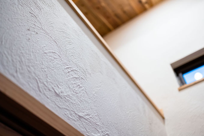 人生の楽園計画ハナミズキな暮らし　空気がうまい家　店舗付き住宅　平屋2階建て　（漆喰の壁）