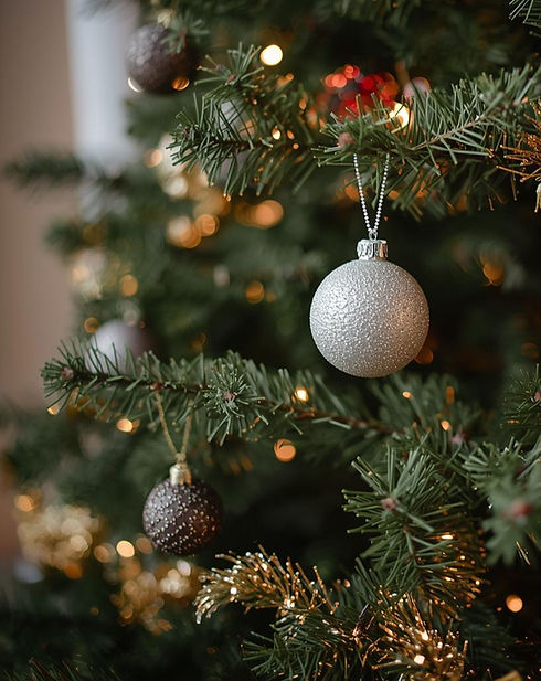 Close up of a beautifully decorated christmas tree (zoomed in image of decorations)_edited