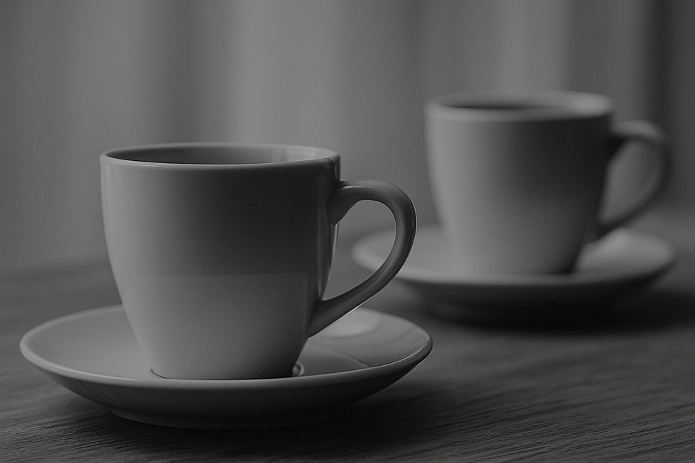 Zwei Espressotassen auf Holztisch als Zeichen eines Gespräcs