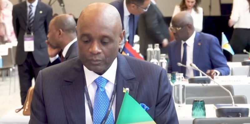 Rodrigue Nguesso salue le ministre des Affaires étrangères, de la Francophonie et des Congolais de l’étranger, Constant Serge Bounda, qui a pris part à la quarante-septième session extraordinaire de la Conférence ministérielle de la Francophonie.