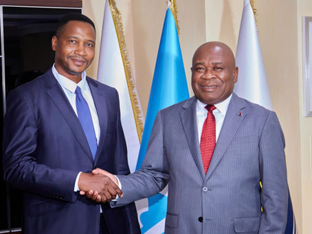 Rodrigue Nguesso félicite Maixent Raoul Ominga, directeur général de la Société nationale des pétroles du Congo, qui explique pourquoi la Fondation SNPC soutient l’association "Marcher courir pour la cause"