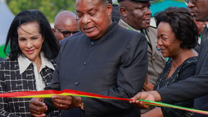 Rodrigue Nguesso salue l'inauguration d'une école. Denis Sassou N’Guesso, a inauguré, le 20 février à Kintelé le Campus Terre d’Ecole Christophe-de-Margerie