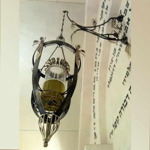    מעמד נר תמיד ניצב בציון רבי נחמן מאומן