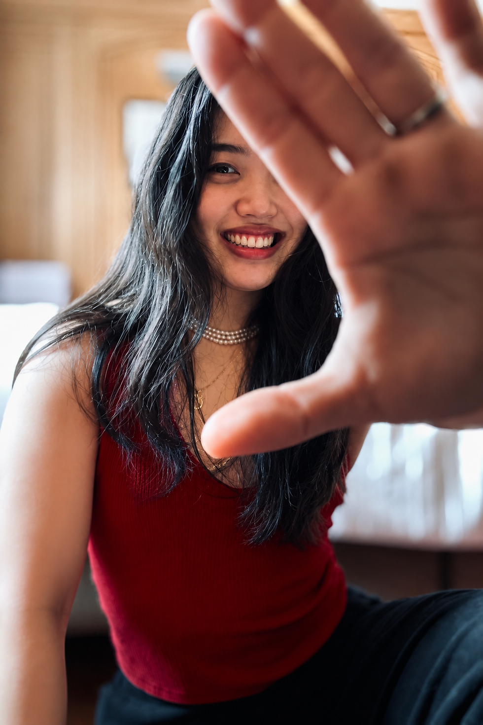Portrait vertical chaleureux, personne souriante en haut rouge