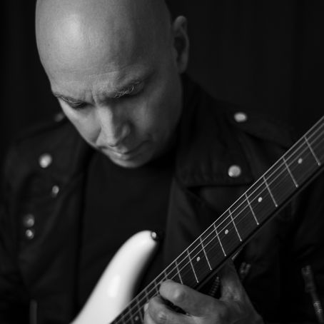 El mÃtico guitarrista Joe Satriani sorprende con su potente nuevo álbum"The Elephants of Mars"
