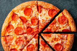 Animate-a-disfrutar-una-deliciosa-pizza-de-salchicha-Foto-destacada