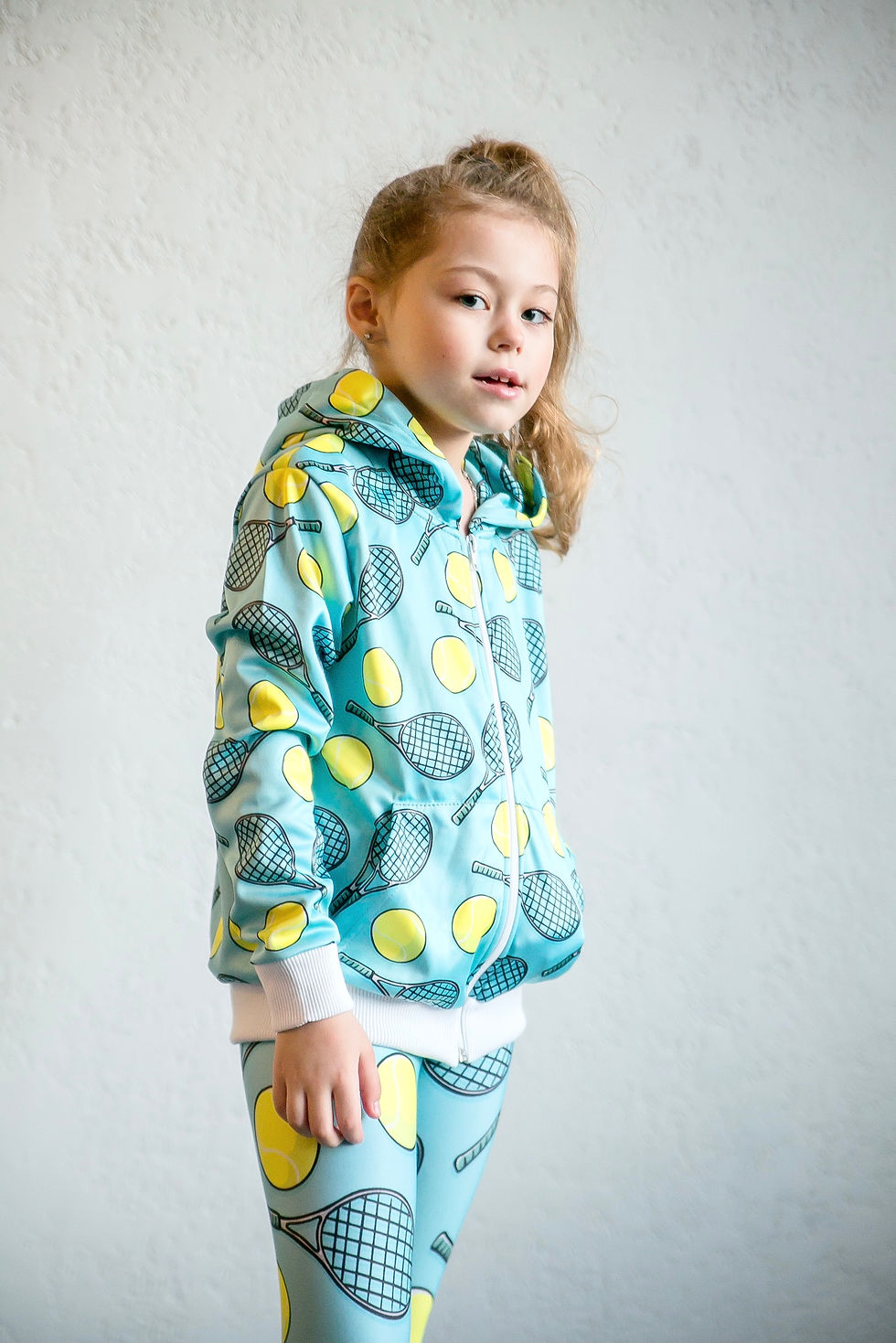 Миниатюра: Толстовка голубая ракетки/мячики на молнии