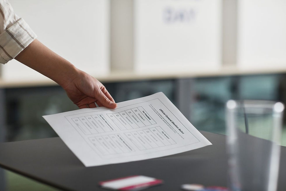 Hand hält einen Stimmzettel als Sinnbild für die Stimmabgabe beim Umlaufbeschluss in der Wohnungseigentümergemeinschaft