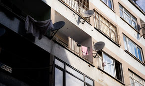 Satellitenschüssel und Parabolantenne im Mehrfamilienhaus 2026: Mietrecht, WEG-Beschluss und moderne Alternativen