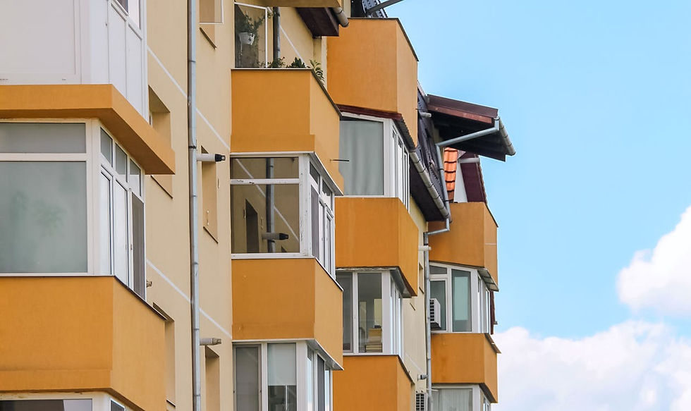 Modernes Mehrfamilienhaus nach energetischer Sanierung