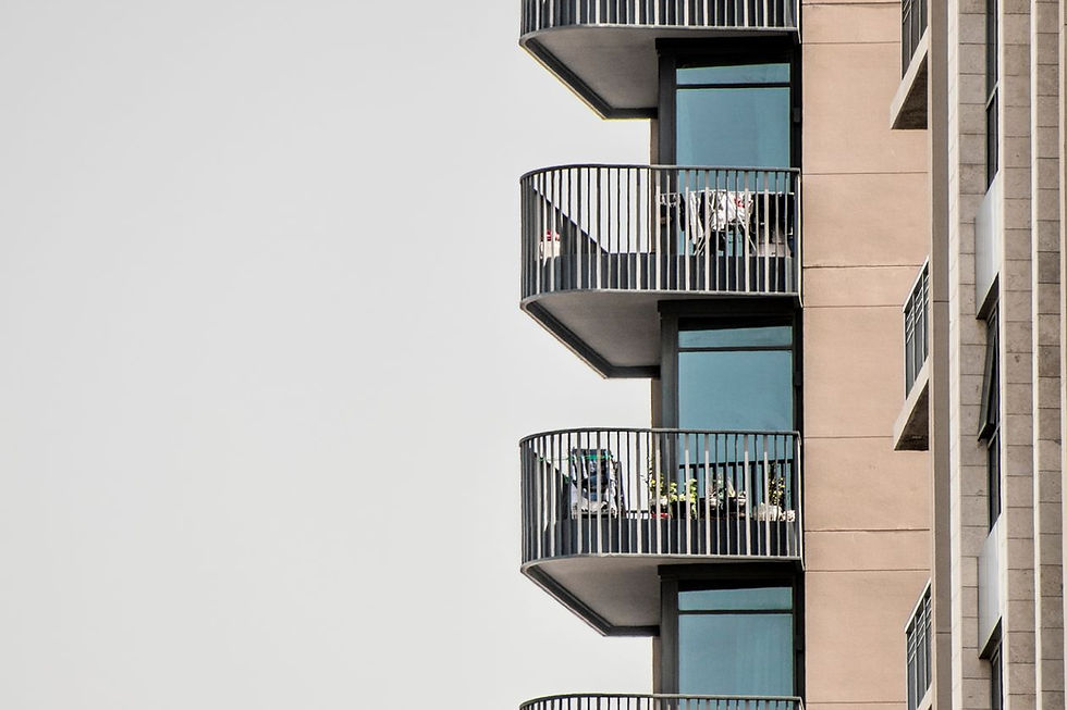 Moderne Apartmentbalkone als typisches Beispiel für Sondernutzungsflächen in einer WEG