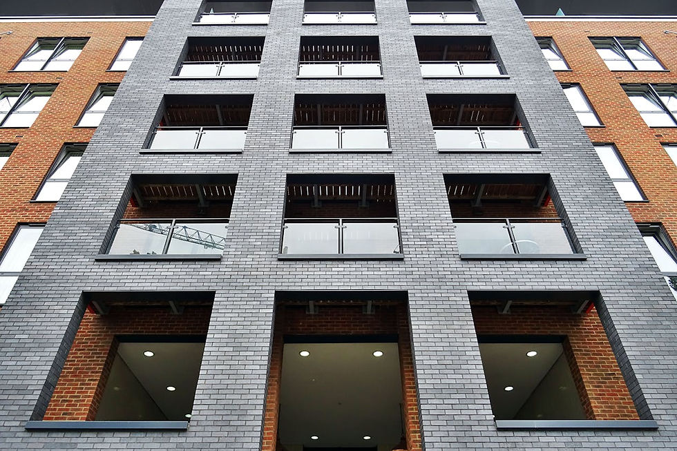 Mehrfamilienhaus mit Betonstruktur und Balkonen – Kellerräume als Teil des Gemeinschafts- und Sondereigentums in der WEG