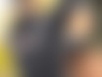 Fachkraft reinigt einen Schornstein auf dem Dach eines Wohngebäudes als Sinnbild für die Schornsteinfegerarbeiten am Mehrfamilienhaus