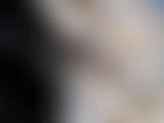 Satellitenschüssel an den Balkonen eines städtischen Mehrfamilienhauses als Sinnbild für Parabolantennen in der Eigentümergemeinschaft