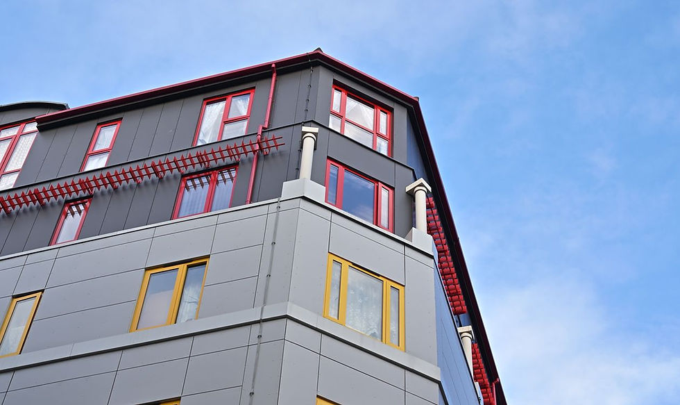 Fensteraustausch im Mehrfamilienhaus 2026: GEG-Pflichten, Kosten, Foerderung und WEG-Praxis